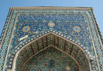 عکس جزئیات معماری قوس دار با طراحی سنتی آسیایی در قرون وسطی