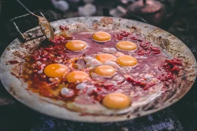 عکس طرز تهیه یک غذای خوشمزه با تخم مرغ در تابه وک