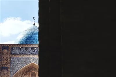 عکس نمایی زیبا از گنبد آبی مسجد کلیان، یکی از قدیمی ترین و بزرگ ترین مساجد آسیای مرکزی