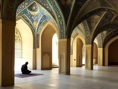 عکس مرد مسلمان در حال نماز خواندن و ابراز ایمان در مسجد
