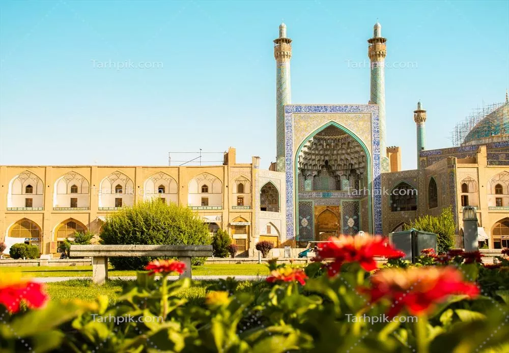عکس ورود به مسجد جامع اصفهان در تاریخ 15 مه 2022 با باغی زیبا در پیش زمینه