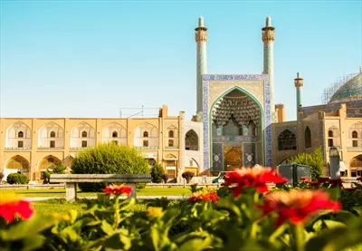 عکس ورود به مسجد جامع اصفهان در تاریخ 15 مه 2022 با باغی زیبا در پیش زمینه