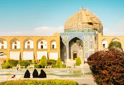 عکس ورود به مسجد جامع اصفهان با باغی زیبا در پیش زمینه