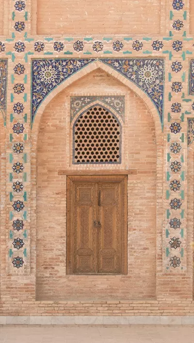 عکس درهای چوبی با تزئینات سنتی و باستانی آسیایی و موزاییک های زیبا