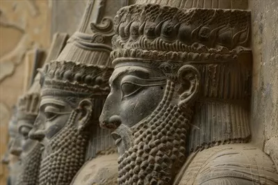 عکس مجسمه سازی برجسته سربازان باستانی ایرانی در هنر پارسی