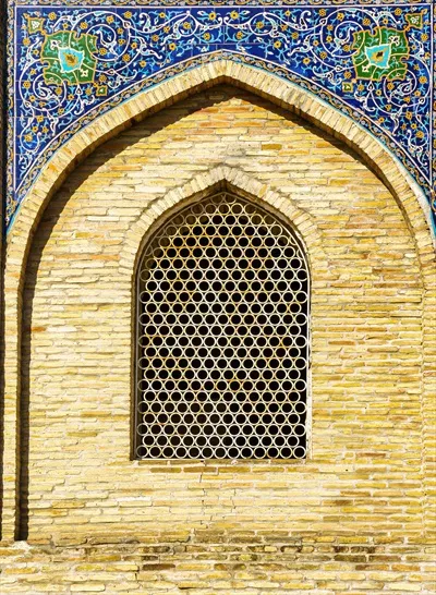 عکس پنجره ای زیبا از یک مسجد مسلمان با طراحی هندسی و قفل های مشبک