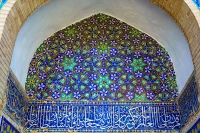 عکس قطعه ای از موزاییک سرامیکی با الگوهای هندسی و سنتی اسلامی