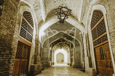عکس نمایی زیبا از یک مسجد تاریخی با معماری خیره کننده