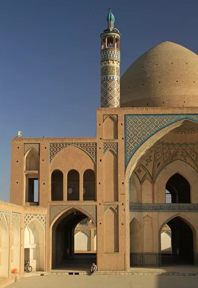 عکس نمایی زیبا از مسجد آقا بزرگ در کاشان، ایران با جزئیات تاریخی