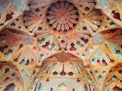 عکس گنبدهای زیبای مقرنس در تالار موسیقی کاخ علی قاپو اصفهان
