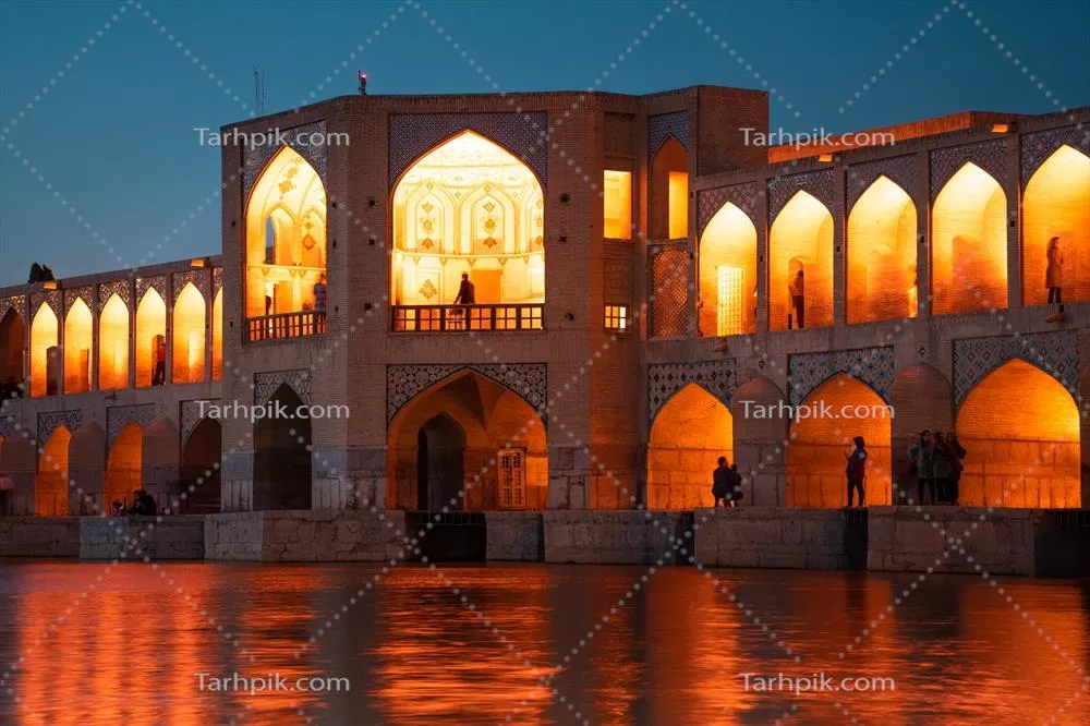 عکس پل خواجو در اصفهان: زیبایی شبانه بر فراز زاینده رود