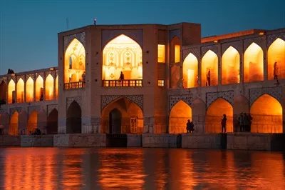 عکس پل خواجو در اصفهان: زیبایی شبانه بر فراز زاینده رود