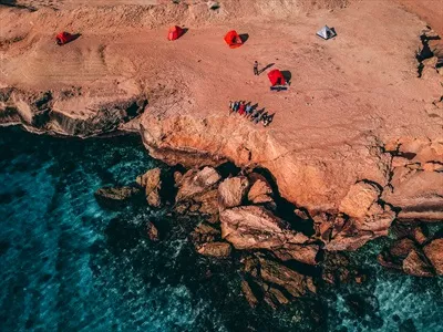عکس جزیره هنگام در ایران: تجربه ای بی نظیر در کنار cliffs و سواحل زیبا