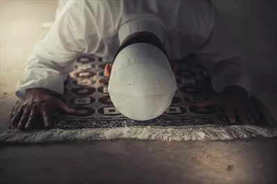 عکس مرد مسلمان جوان در حال دعا در ماه رمضان - لحظه ای معنوی و خاص