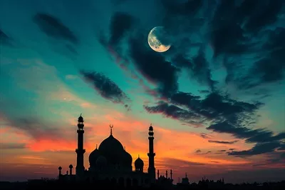 عکس تصویر زمینه اسلامی با سیلوئت مسجد در شب و ماه در آسمان آبی