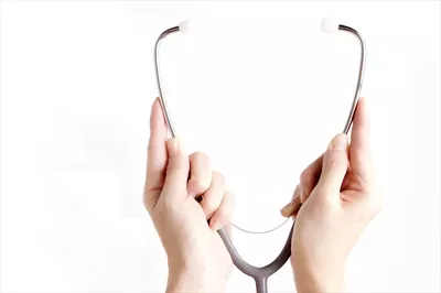 عکس پزشک در حال بررسی وضعیت سلامت شما در بیمارستان به صورت جداگانه