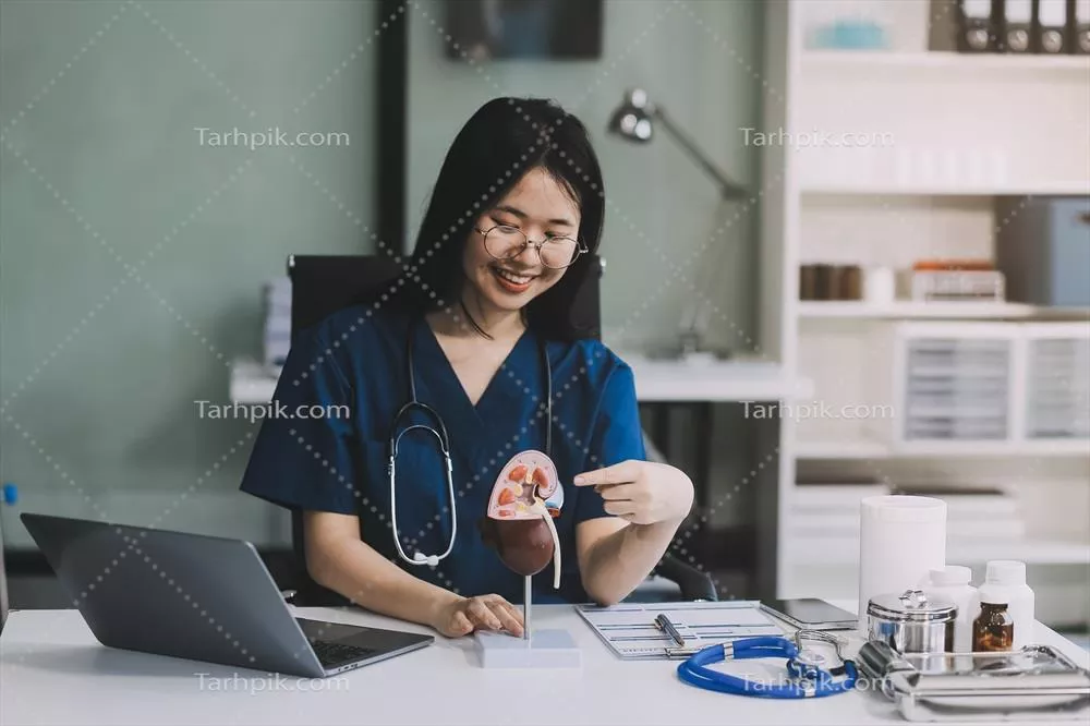 عکس پرتره ای از یک پزشک زن جوان متخصص قلب در دفتر یک کلینیک مدرن