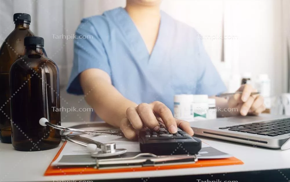 عکس تصویری از پزشک و استتوسکوپ در دنیای دیجیتال پزشکی