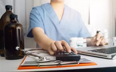 عکس تصویری از پزشک و استتوسکوپ در دنیای دیجیتال پزشکی