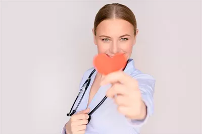 عکس تصویری از یک پزشک قلب شاد و خوشحال در محیط کارش