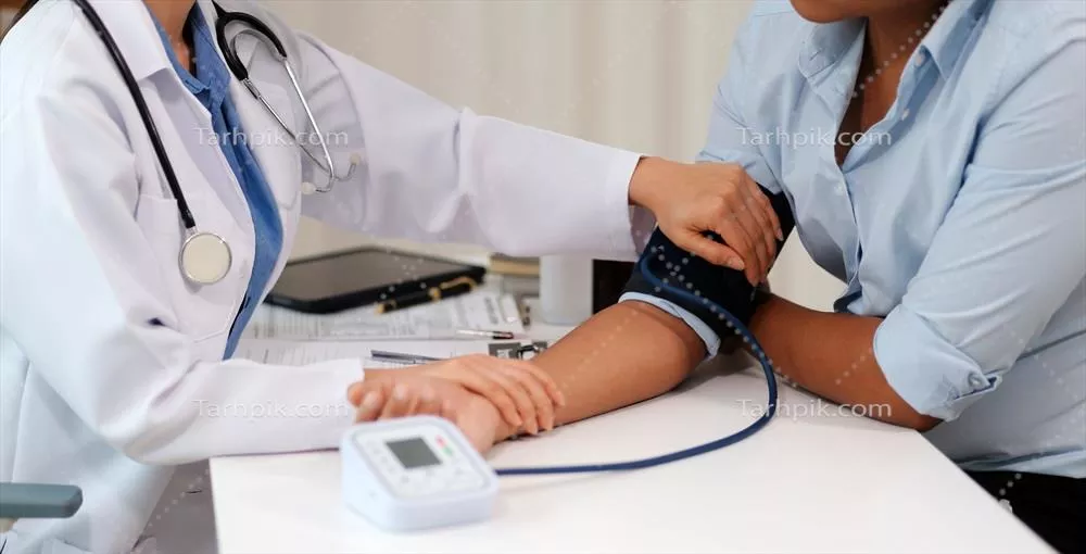 عکس دستگاه فشارسنج: بررسی فشار خون بیمار توسط پزشک زن در معاینه پزشکی