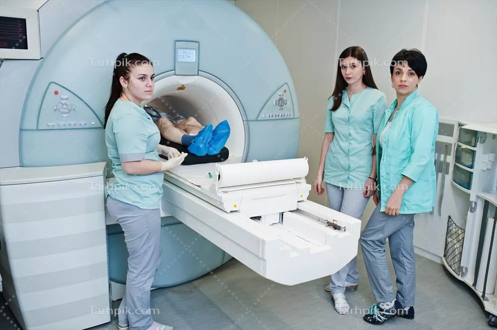 عکس سه پزشک زن در کنار دستگاه تصویربرداری تشدید مغناطیسی با بیمار