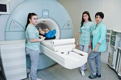 عکس سه پزشک زن در کنار دستگاه تصویربرداری تشدید مغناطیسی با بیمار