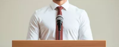 عکس سخنران حرفه ای در حال آماده سازی برای ارائه در کنفرانس