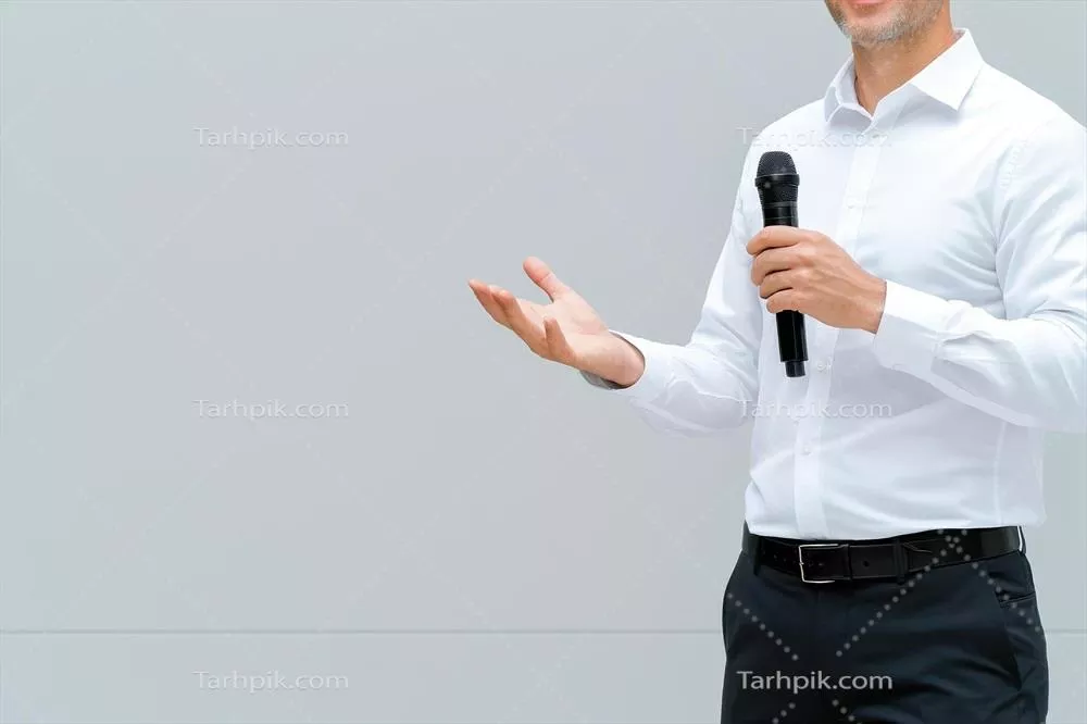 عکس سخنران تجاری در حال ارائه در یک محیط شرکتی با حرکات دست