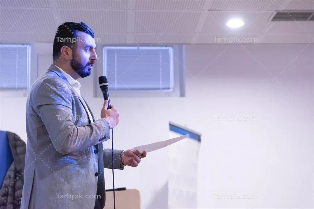 عکس مدیران کسب و کار در حال ارائه مطالب در یک اتاق کنفرانس