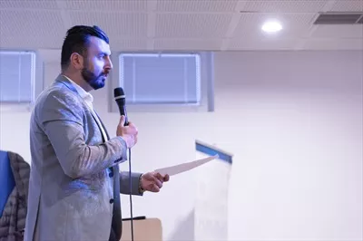 عکس مدیران کسب و کار در حال ارائه مطالب در یک اتاق کنفرانس