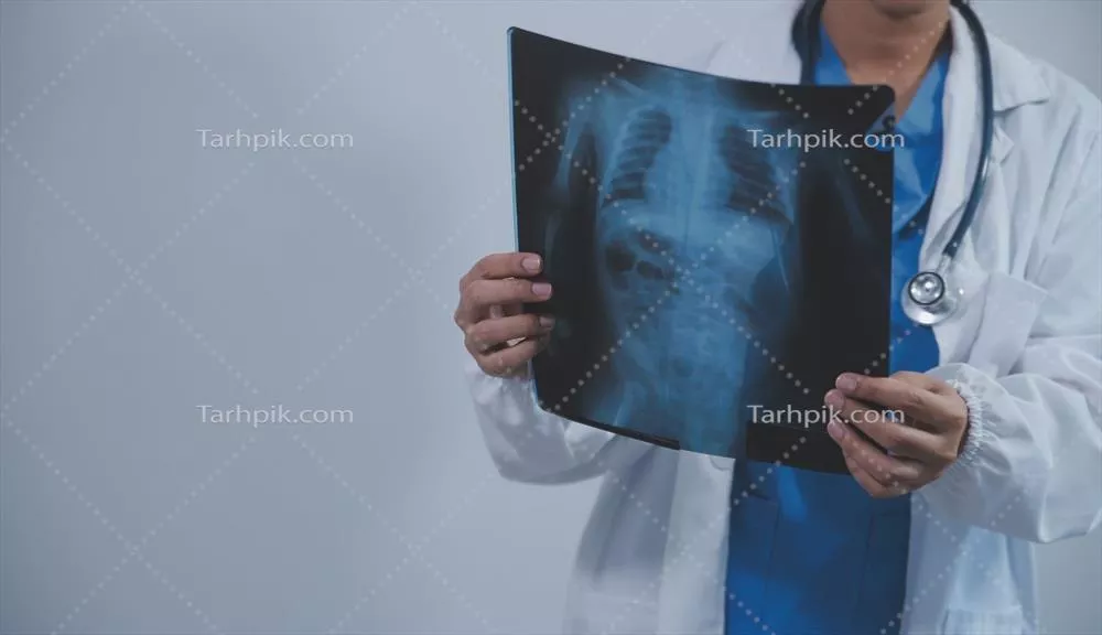 عکس دکتر مسلمان آسیایی با حجاب و لباس پزشکی در مطب پزشکی