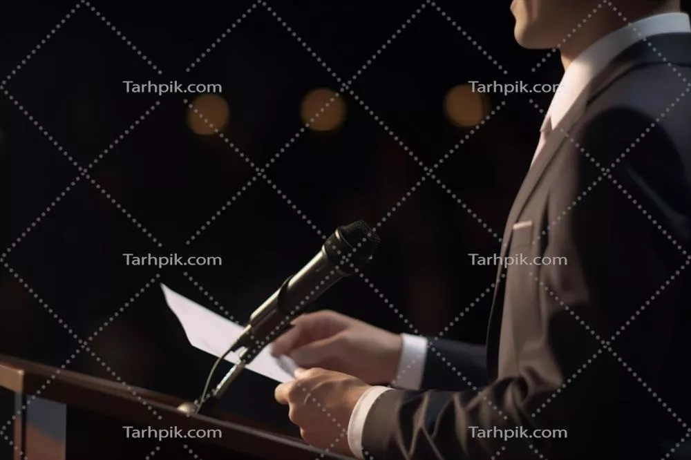 عکس سخنران کلیدی در حال ارائه در کنفرانس تجاری با میکروفن و نورپردازی قوی