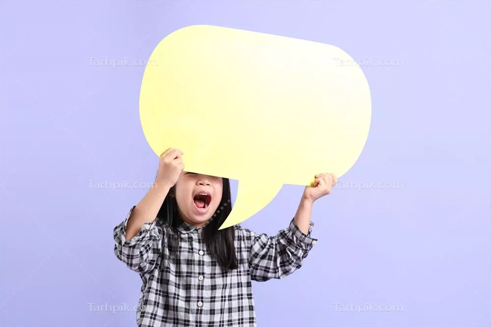 عکس دختری جوان و شاداب در حال لذت بردن از زندگی در طبیعت