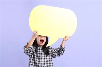 عکس دختری جوان و شاداب در حال لذت بردن از زندگی در طبیعت