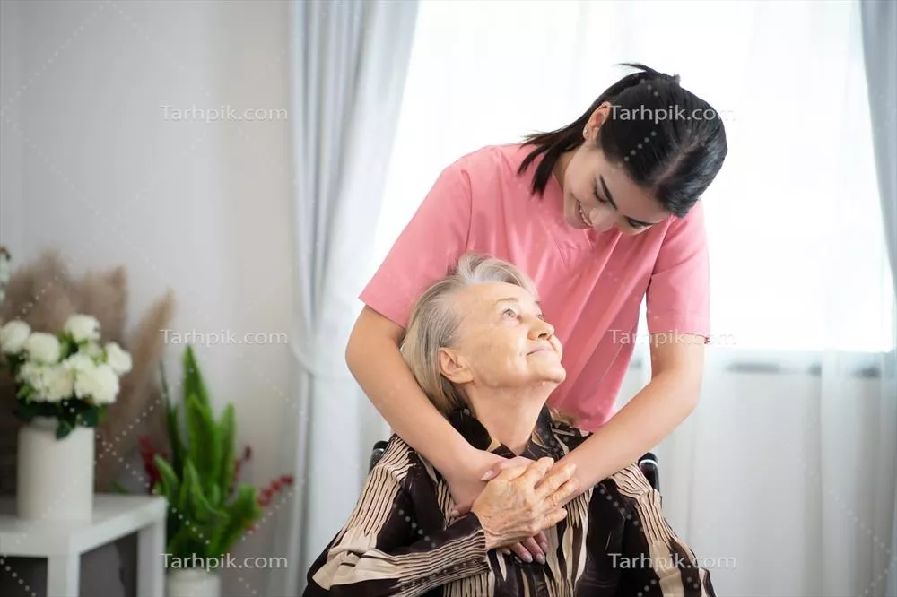 عکس پرستار برای یک زن سالخورده: بررسی های هفتگی و مشاوره پزشکی