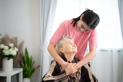 عکس پرستار برای یک زن سالخورده: بررسی های هفتگی و مشاوره پزشکی