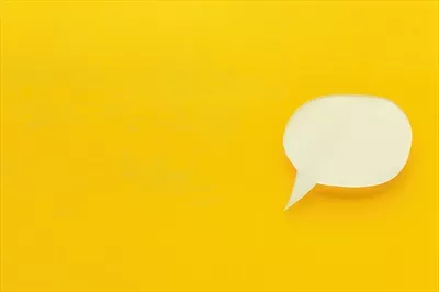 عکس پنجره چت پشتیبانی مشتری با پس زمینه زرد روشن برای تعامل و کمک