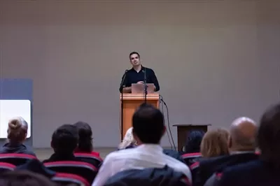 عکس مدیران کسب و کار در حال ارائه مطالب در اتاق کنفرانس