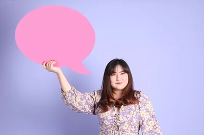عکس زنی چاق و آسیایی با لبخندی دلنشین در محیطی دوستانه