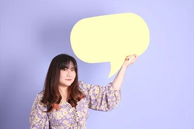 عکس زنی چاق و آسیایی با لبخندی دلنشین در محیطی دوستانه