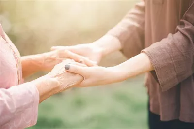 عکس لحظه ای دلنشین از پیوند نسلی: زن جوان و پیر در کنار هم