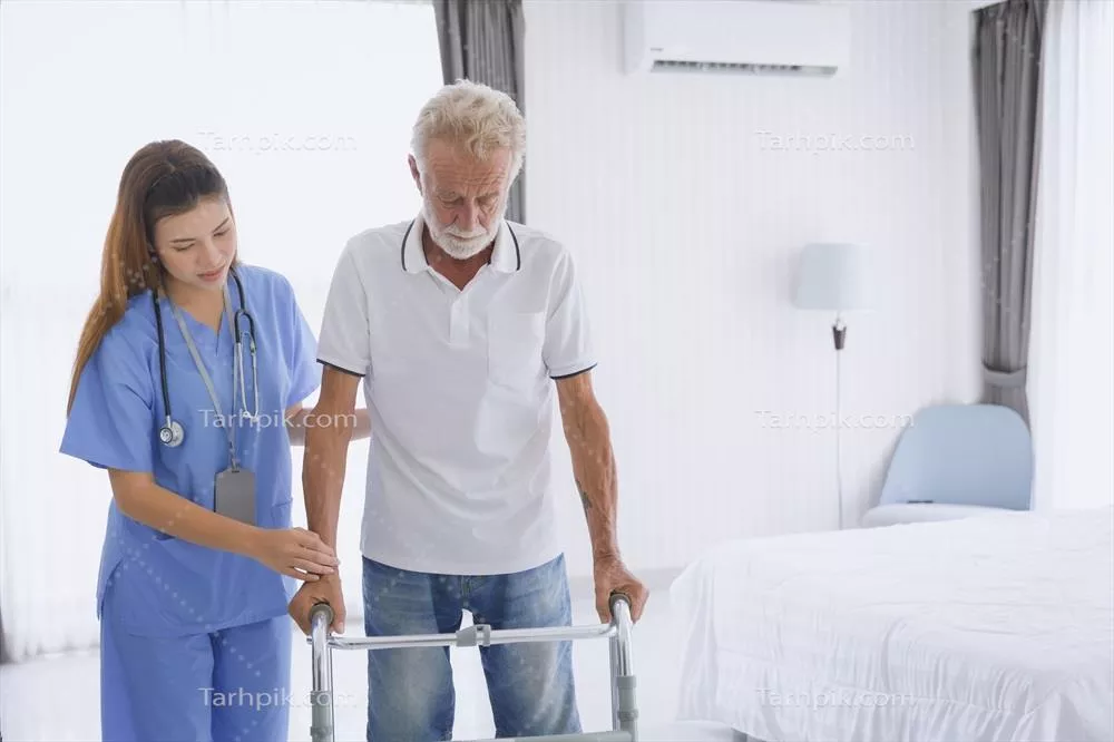 عکس فیزیوتراپیست و پرستار در حال حمایت از بیمار سالخورده برای بهبود حرکتی