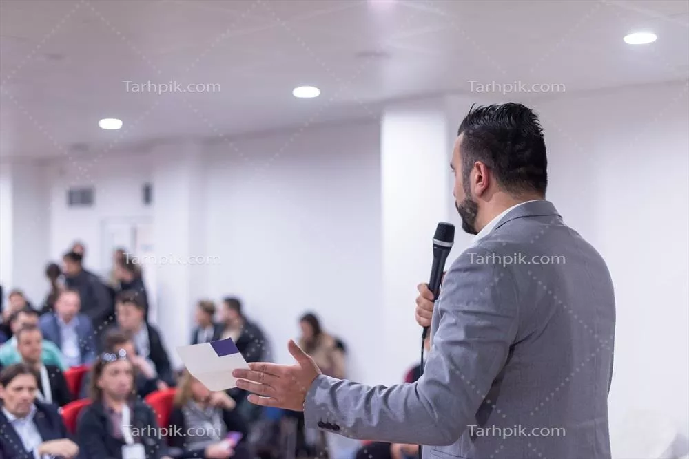 عکس مدیران کسب و کار در حال ارائه در یک اتاق کنفرانس حرفه ای