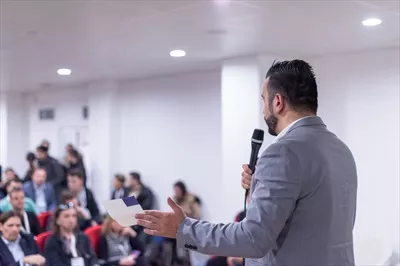 عکس مدیران کسب و کار در حال ارائه در یک اتاق کنفرانس حرفه ای
