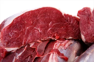 عکس گوشت خام گوساله به صورت جداگانه بر روی پس زمینه سفید