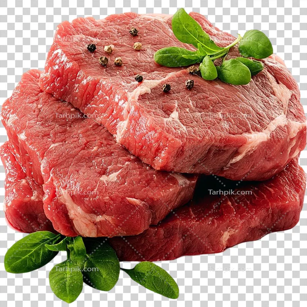 عکس دوربری استیک های خام گوشت قرمز با تزئینات گیاهی و ادویه های خوشمزه