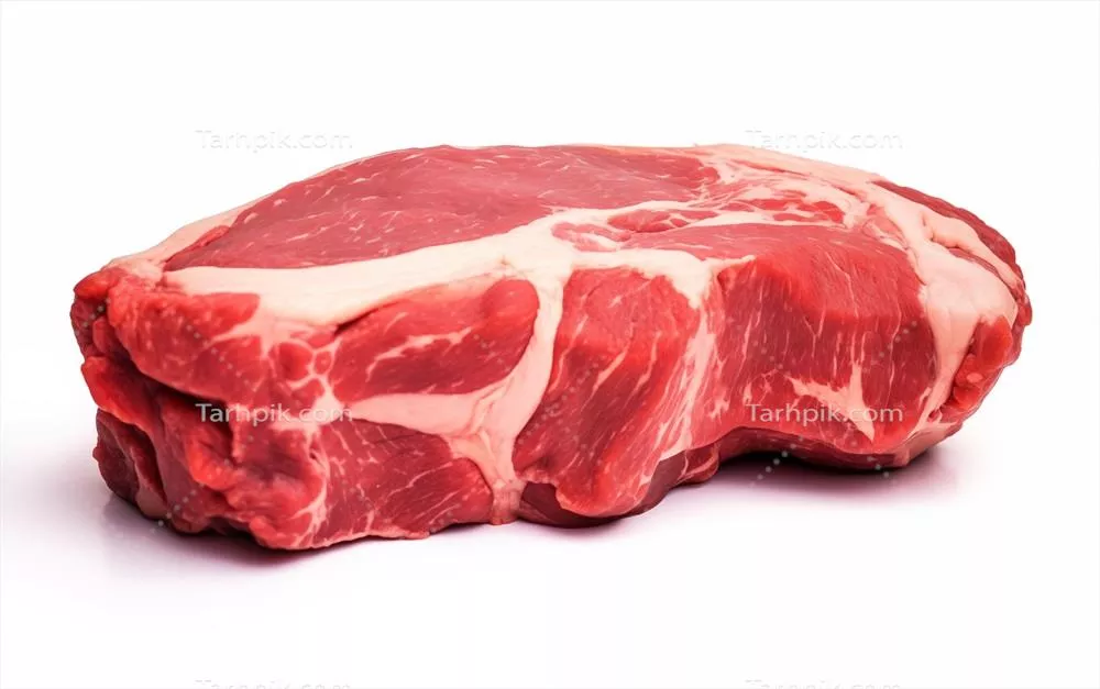 عکس گوشت گوساله آماده برای پخت و پز با سبزیجات در پس زمینه سفید