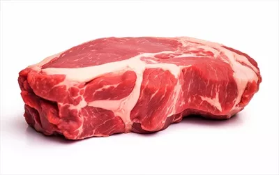 عکس گوشت گوساله آماده برای پخت و پز با سبزیجات در پس زمینه سفید