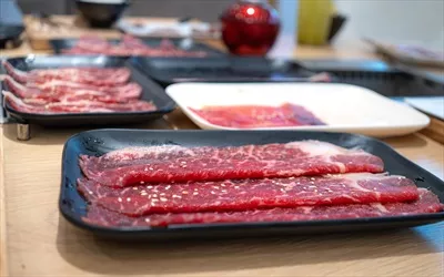 عکس برش های لذیذ گوشت ژاپنی مناسب برای یاکینیکو، سوکی یاکی و پات